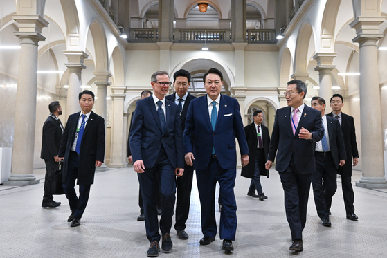 President Yoon Suk Yeol, center, visits the Swiss Federal Institute of Technology in Zurich on Thursday, as he wrapped up a four-day trip to Switzerland. [JOINT PRESS CORPS]
