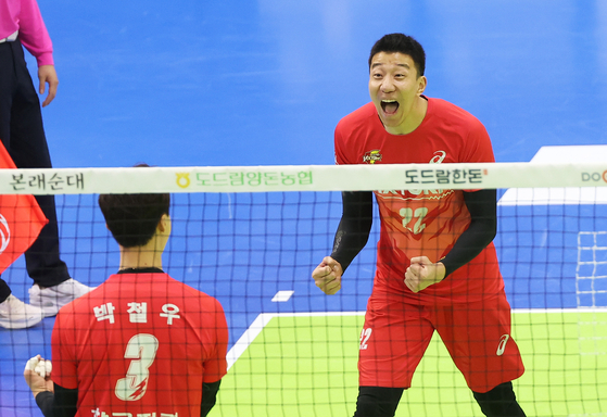 Shin Yung-suk celebrates after scoring a point at a V League game between Suwon Korea Electric Power Corporation Vixtorm and the Incheon Korean Air Jumbos at Suwon Gymnasium in Suwon, Gyeonggi on Dec. 8, 2022.  [YONHAP] 