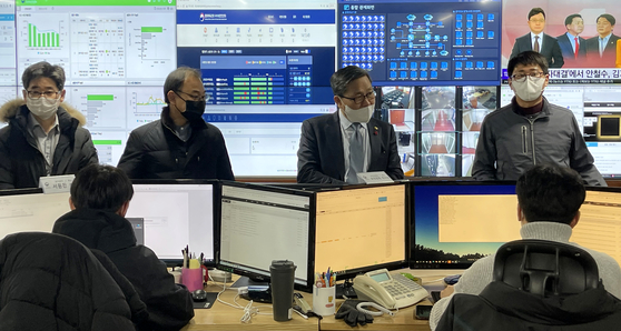 First Vice Minister of the Ministry of Culture, Sports and Tourism Jeon Byung-geuk, third from left, visited a cyber security center in Daejeon on Jan. 25. [YONHAP] 