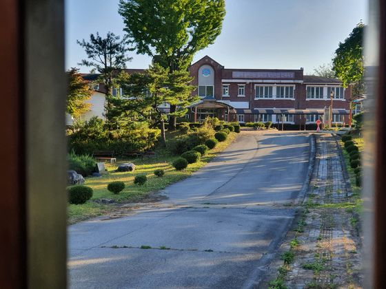 Sincheon Middle School in Yeongwol County, Gangwon, closed last year. [KIM TAE-YUN] 
