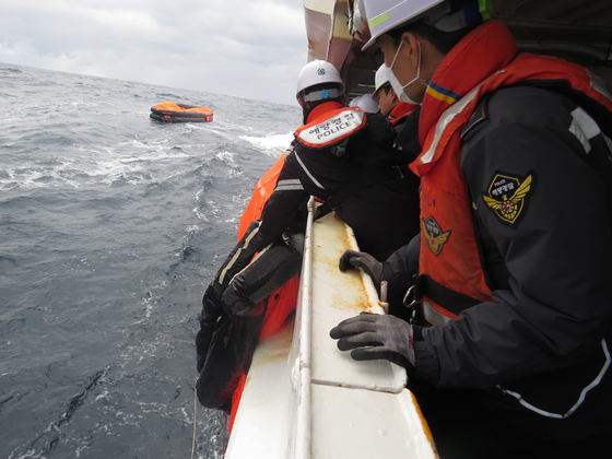 The Korea Coast Guard is in search of the missing crew members of a Hong Kong-registered cargo ship that submerged in the international waters off the southern island of Jeju on Wednesday. [NEWS1] 