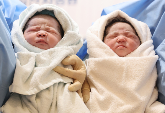 Newborn twin babies are born in a hospital at Goyang, Gyeonggi, at 12:00 a.m. on Jan. 1, 2023. [YONHAP]