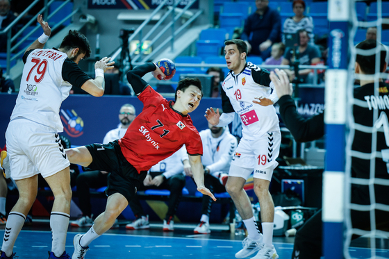 Korea's Lee Hyun-sik attempts to make a shot in a game against North Macedonia at the 2023 World Men's Handball Championship at Plock Orlen Arena in Plock, Poland on Wednesday. Korea lost the game 36-33, finishing the world championship in 28th place out of the 32 competing teams.  [YONHAP]