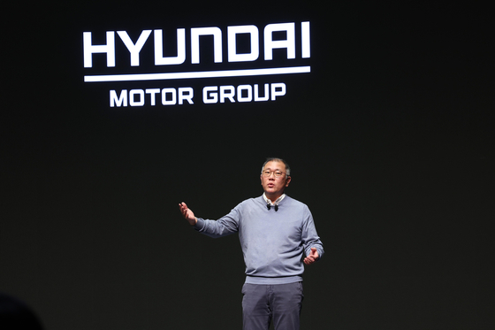 Hyundai Motor Group Executive Chair Euisun Chung speaks during a meeting with his employees on Jan. 3 at its research center in Namyang, Gyeonggi. [YONHAP] 