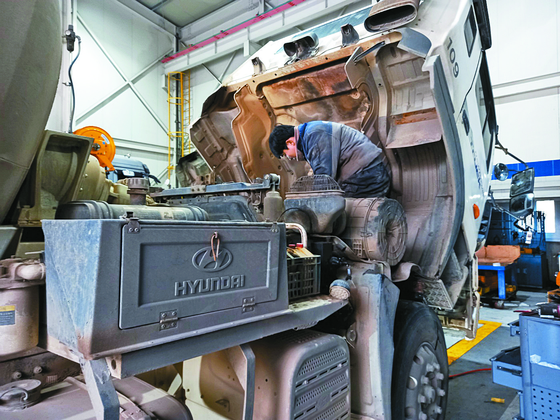 An employee works at a construction vehicle repair shop in Seo District, Incheon on Tuesday. Employees here often start working from 6 a.m. to 7 a.m. before the construction site begins. [BAEK IL-HYUN]