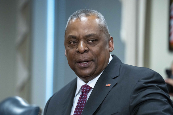 Secretary of Defense Lloyd Austin speaks during a meeting with Albanian Defense Minister Niko Peleshi at the Pentagon on Jan. 26, in Washington D.C. [AP/YONHAP]