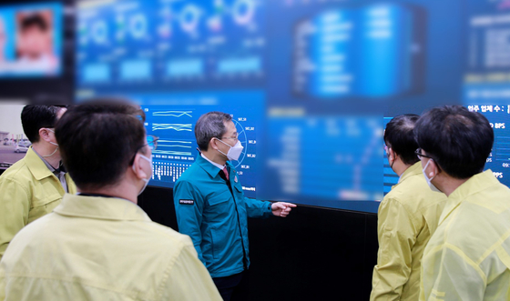 Science Minister Lee Jong-ho visits Korea Internet Security Center in Naju, South Jeolla on Tuesday to inspect its emergency countermeasure system. [MINISTRY OF SCIENCE AND ICT]