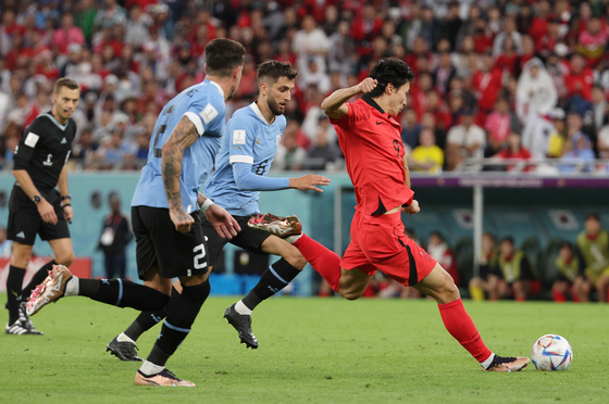 Cho Gue-sung, right, in action during a Group H match against Uruguay at the 2022 Qatar World Cup at Education City Stadium in Doha, Qatar on Nov. 24, 2022. [NEWS1] 