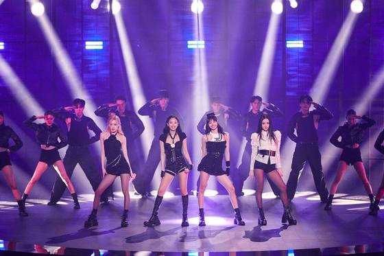 Girl group Blackpink performs at the Le Gala des Pièces Jaunes charity event on Wednesday in Paris, France. [YG ENTERTAINMENT]