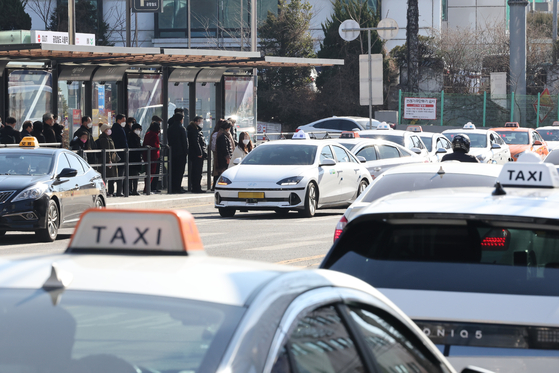 Taxis wait for passengers near Seoul Station in central Seoul on Monday. Starting 4 a.m. Wednesday, fares for a medium-sized taxi will rise to 4,800 won ($3.91) from 3,800 won. [YONHAP]