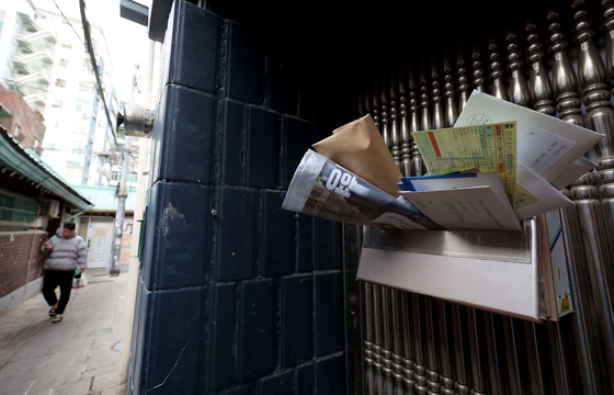 Bills and other items are stuffed in a mailbox at a house in Jongno District, central Seoul, on Tuesday as heating bills get more expensive, triggered by a global surge in gas and energy prices. [YONHAP]
