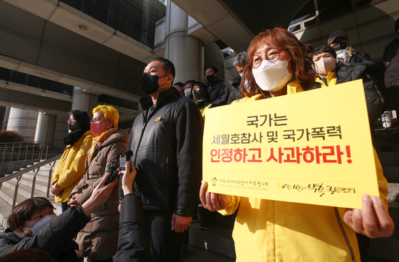 The head of the 4.16 Sewol Families for Truth and A Safer Society talks to the press on Jan. 12 after the court ruled that the government should pay additional compensation and that the government has inflicted secondary damages on the victims' families. [YONHAP] 