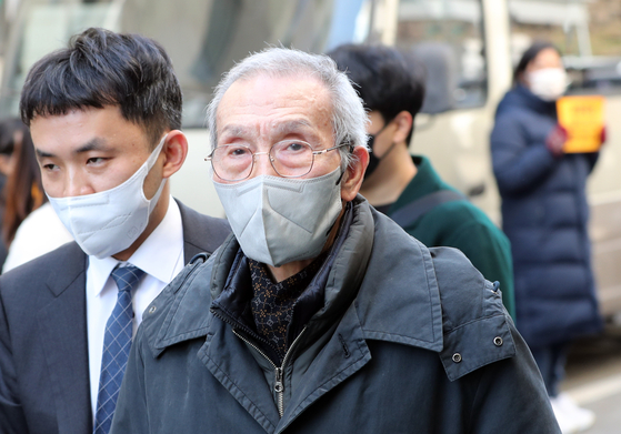 Actor O Yeong-su leaves the Seongnam Branch of Suwon District Court in Gyeonggi on Friday after wholly denying his sexual harassment charges. [YONHAP]