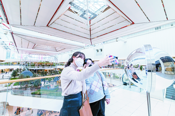 Visitors pose for a selfie at The Hyundai Store in western Seoul on Jan. 17. [CHOI YOUNG-JAE]