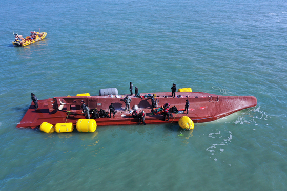 Search and rescue teams from the Navy and Coast Guard on Sunday look for survivors from the Cheongbo, a fishing boat that capsized 16.6 kilometers off the coast of Daebichi-do, an island in Sinan County, South Jeolla. [YONHAP]