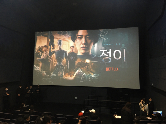 Audience members attend a stage greeting event at the barrier-free screening of ″Jung_E″ at Lotte Cinema's Konkuk University branch in eastern Seoul on Jan. 30. [LIM JEONG-WON]
