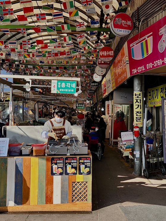 An employee of Chongak's Bungeoppang is making bungeoppang inside Gwangjang Market [LEE JIAN]