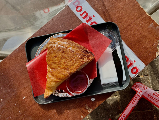 Pie sold at Onion's Gwangjang Market store [LEE JIAN]