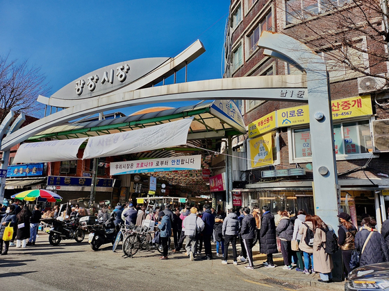 People wait in line to buy special bungeoppang at Chongak's Bungeoppang inside Gwangjang Market in Jongno District, central Seoul [LEE JIAN]