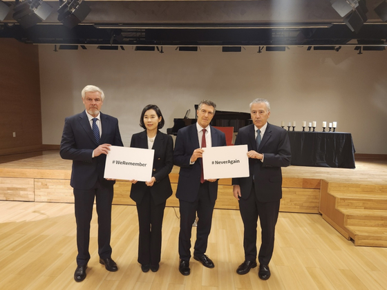 From left, German Ambassador to Korea Michael Reiffenstuel, Park Kyung-mee, chief of staff of the speaker of the National Assembly, Israeli Ambassador to Korea Akiva Tor and U.S. Ambassador to Korea Philip Goldberg attend the annual commemoration of International Holocaust Remembrance Day organized by the embassies of Israel and Germany in Korea and the Goethe-Institut Korea at the institute in central Seoul on Monday. [EMBASSY OF ISRAEL IN KOREA]