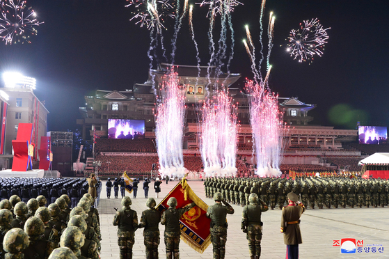 Fireworks at the Kim Il Sung Square in Pyongyang on Wednesday in celebrating the 75th anniversary of the North Korean’s army. [YONHAP]