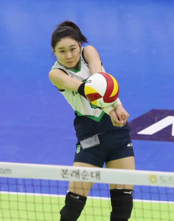 Kim Yeon-gyeon of Suwon Hyundai Engineering & Construction Hillstate in action during a V League game against GS Caltex Seoul KIXX at Suwon Gymnasium on Feb. 2. [NEWS1] 