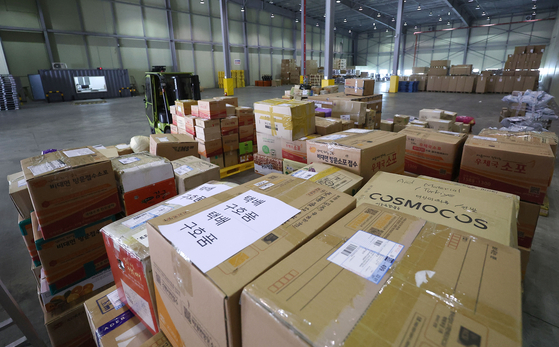 Shipment to Turkey and Syria are stored at a logistics facility in Incheon on Thursday afternoon. Around 110 Korea disaster relief personnel arrived at earthquake-devastated southern Turkey on Wednesday. [YONHAP]