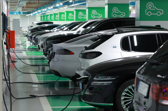 EVs are being charged at a parking lot in Gangnam District, southern Seoul, on Oct. 31. [YONHAP] 