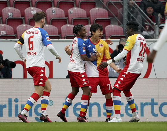 Lee Jae-sung, center, celebrates after scoring the opening goal during a Bundesliga match between FSV Mainz 05 and FC Augsburg in Mainz, Germany on Saturday.  [AP/YONHAP]