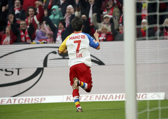 Lee Jae-sung celebrates after he scores his side third goal during a Bundesliga match between FSV Mainz 05 and FC Augsburg in Mainz, Germany on Saturday.  [AP/YONHAP]