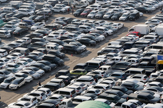 Vehicles are parked at a used-car market in Seongdong District, eastern Seoul, on Jan. 11. [NEWS1] 