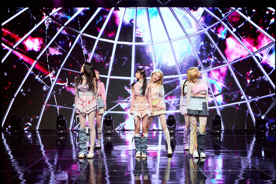 Girl group TRI.BE performs "Witch" from its second EP “W.A.Y” at Tuesday’s showcase at the Ilchi Art Hall in southern Seoul’s Gangnam District. [TR ENTERTAINMENT]