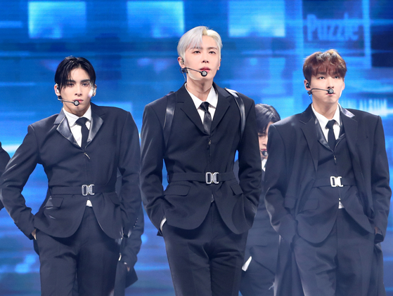 Boy band SF9 member Jaeyoon, middle, performs the band's new lead track ″Puzzle″ during a showcase on Jan. 9 for its 12th EP ″The Piece Of9″ at the Yes24 Live Hall in Gwangjin District, eastern Seoul. [NEWS1]