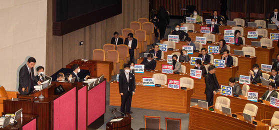 National Assembly Speaker Kim Jin-pyo announces the passage of the impeachment motion against Interior Minister Lee Sang-min at the National Assembly in Yeouido, western Seoul on Wednesday. [NEWS1]