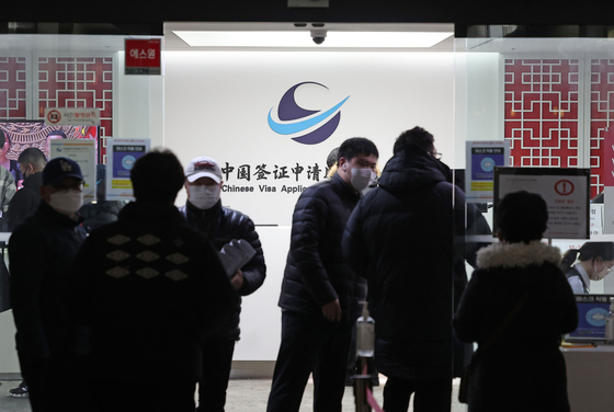 People flock to a visa application service center in central Seoul Wednesday after the Chinese Embassy announced that it will resume issuing short-term visas to Korean nationals starting Saturday. [YONHAP]