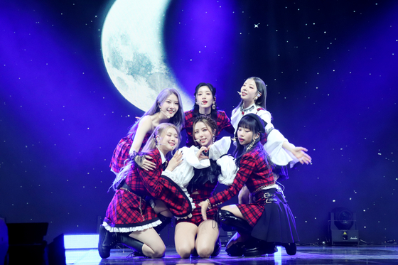 Girl group Purple Kiss performs at the showcase for its fifth EP ″Cabin Fever″ on Wednesday. [RBW]