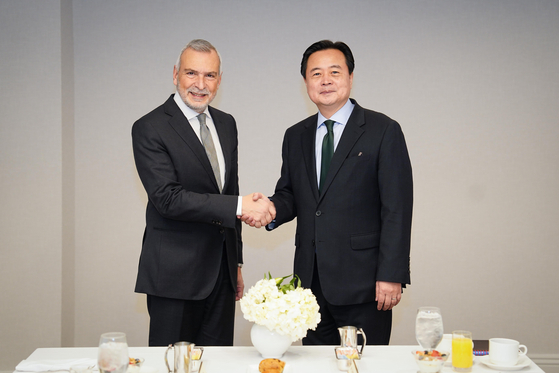 Korea's First Vice Foreign Minister Cho Hyun-dong, right, and European External Action Service Secretary-General Stefano Sannino pose for a photo during their meeting in Washington on Tuesday. [MINISTRY OF FOREIGN AFFAIRS]
