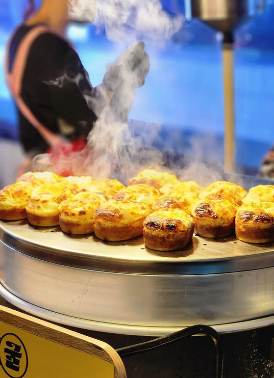 Gyeranppang (Korean egg bread) is a sweet and savory street snack [JOONGANG ILBO]