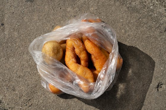 Kkwabaegi is a donut that is shaped like a twisted braid. [JOONGANG IBLO]