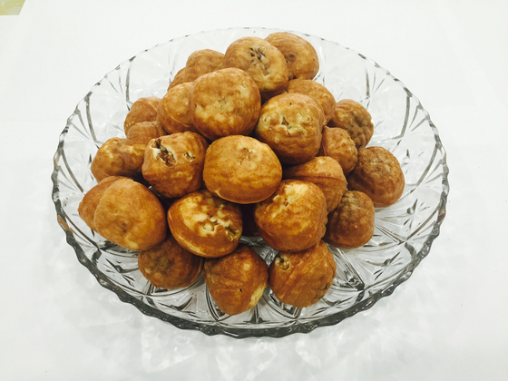 Hodugwaja is a walnut-shaped bread ball stuffed with red bean paste and pieces of crunchy walnut. [JOONGANG ILBO]  