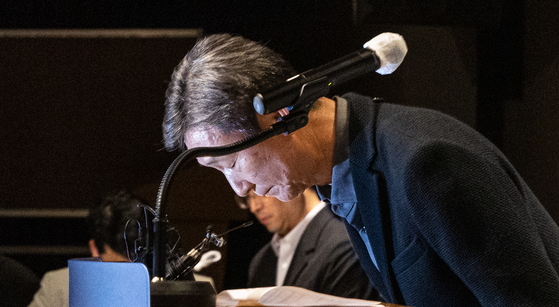 LG U+ CEO Hwang Hyeon-sik bows in apology during a press conference held in Yongsan District, central Seoul, Thursday, after customer data leakage and network disruptions. [YONHAP]