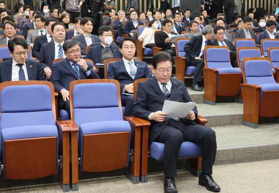 Democratic Party leader Lee Jae-myung at a DP meeting held at the National Assembly on Tuesday. The prosecutors' arrest warrant motion against Lee was submitted to the National Assembly. [YONHAP]
