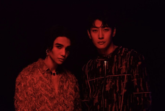 Singer-songwriter Shaun, right, and Thai singer-and-actor Jeff Satur [SCREEN CAPTURE]