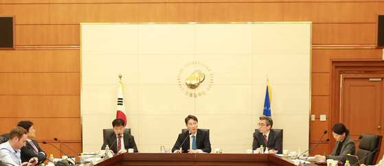 Financial Supervisory Service (FSS) Gov. Lee Bok-hyun, center, speaks during a meeting with foreign investors at the FSS office in Yeouido, western Seoul, on Wednesday. [FSS]