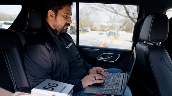 A Samsung Electronics engineer runs a test for DISH Wireless' 5G network deployment. [SAMSUNG ELECTRONICS]