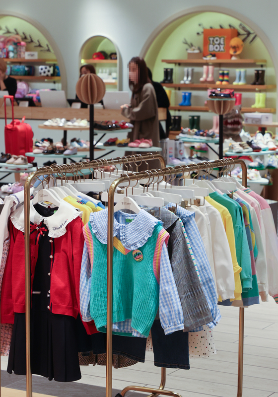 Customers shop for children's clothing at the Shinsegae Department Store in Seocho District, southern Seoul, on Thursday. Shinsegae Department Store announced a 27 percent increase in revenue from baby products on Thursday amid Korea's fertility rate hitting an all-time low of 0.78. [YONHAP] 