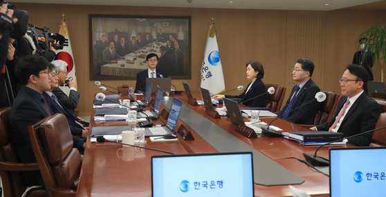 Bank of Korea Gov. Rhee Chang-yong, center, at the Monetary Policy Board meeting held in central Seoul on Friday. [BANK OF KOREA] 