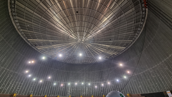 Inside Posco International's liquefied natural gas storage tanker under construction in Gwangyang, South Jeolla, on Tuesday [SHIN HA-NEE]