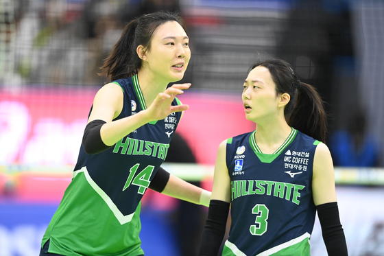 Yang Hyo-jin of Suwon Hyundai Engineering & Construction Hillstate, left, encourages her teammates during a V League game against the Hwaseong IBK Altos at Suwon Gymnasium in Suwon, Gyeonggi on Saturday. [YONHAP]