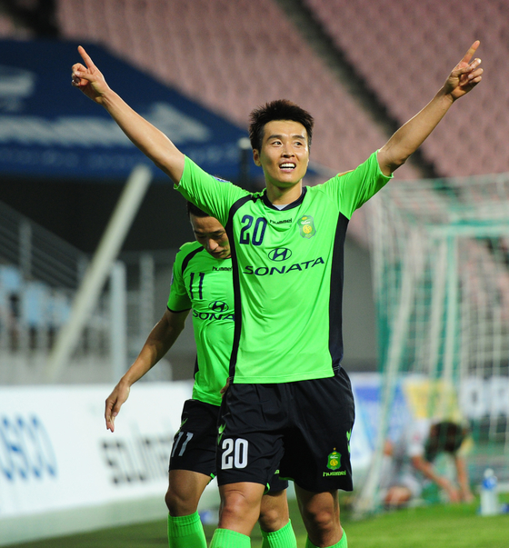 Lee Dong-gook, then a Jeonbuk Hyundai Motors player, celebrates after scoring a goal in a K League game against Daegu FC at Jeonju World Cup Stadium in Jeonju, North Jeolla on July 10, 2010. [JOONGANG ILBO]